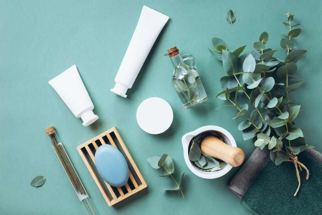 Flatlay: Seife, Mörser, Eukalyptus, Cremetuben